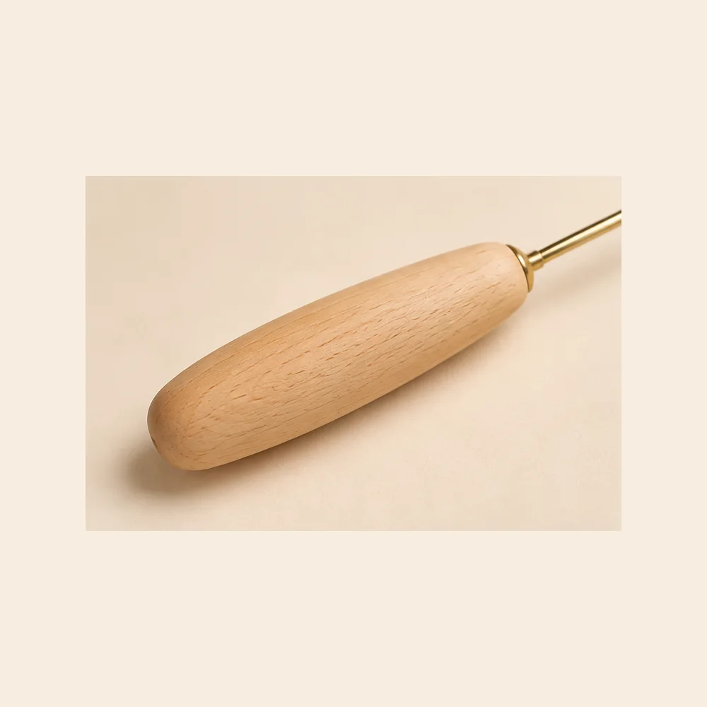 Detalle del mango de madera de abedul del Biotensor APOLLO MANSIOLA.