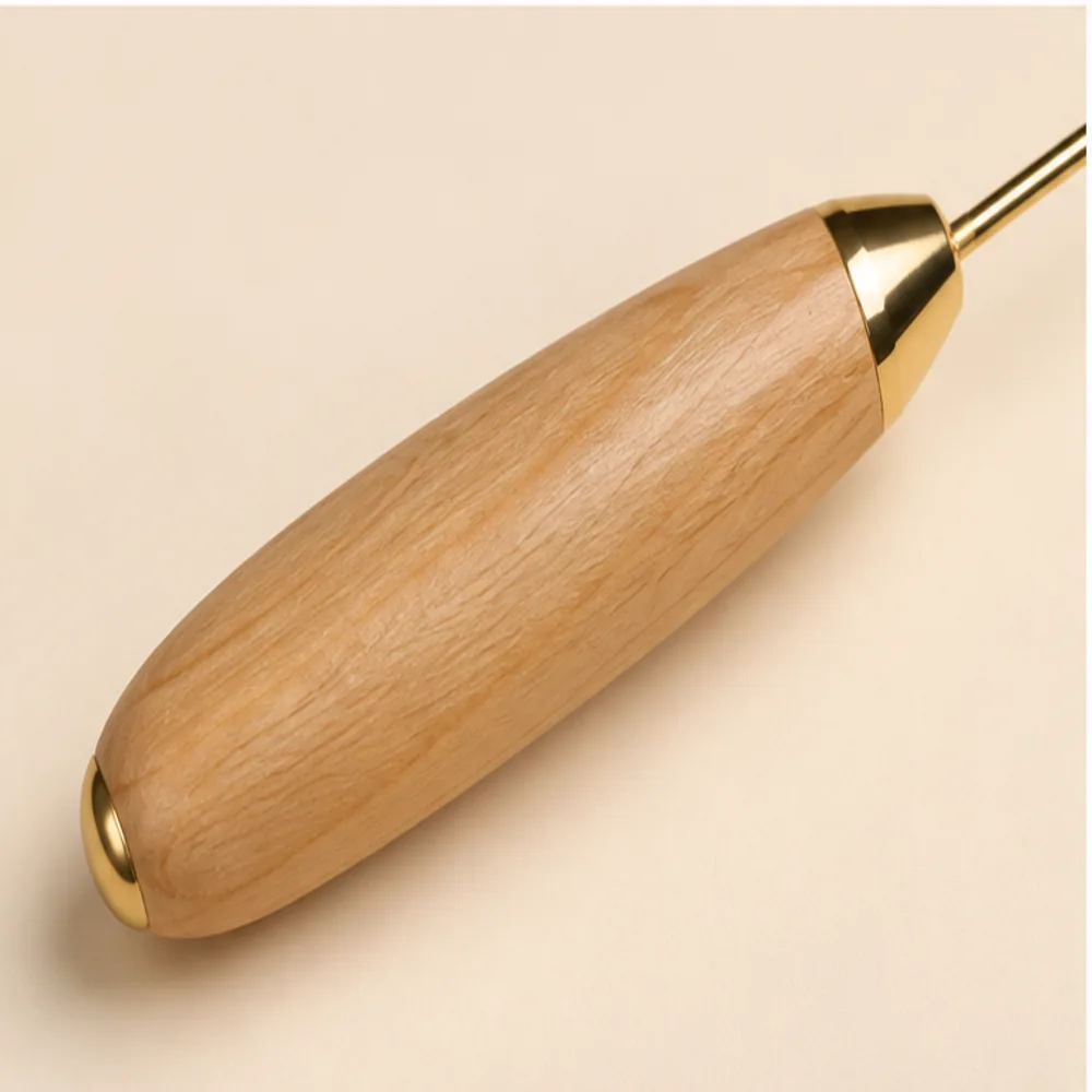 Primer plano del mango de madera de cerezo del Biotensor OSIRIS MANSIOLA.