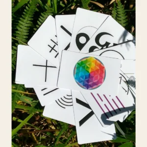 Tarjetas GEO con símbolos geométricos y una tarjeta multicolor en primer plano